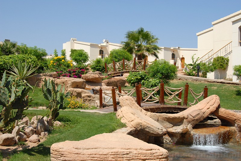 005_egipt_sharm.jpg - Piękne ogrody na terenie hotelu.