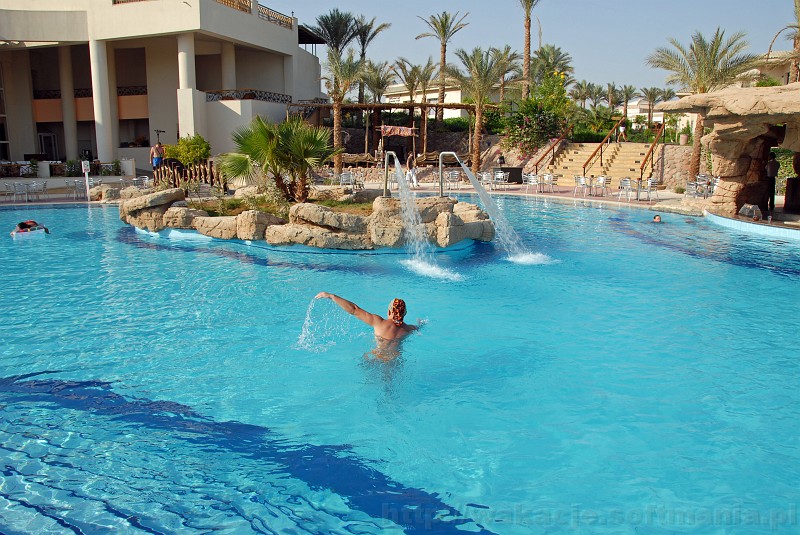 021_egipt_sharm.jpg - Główny basen z wodnym barem i kaskadami :-)