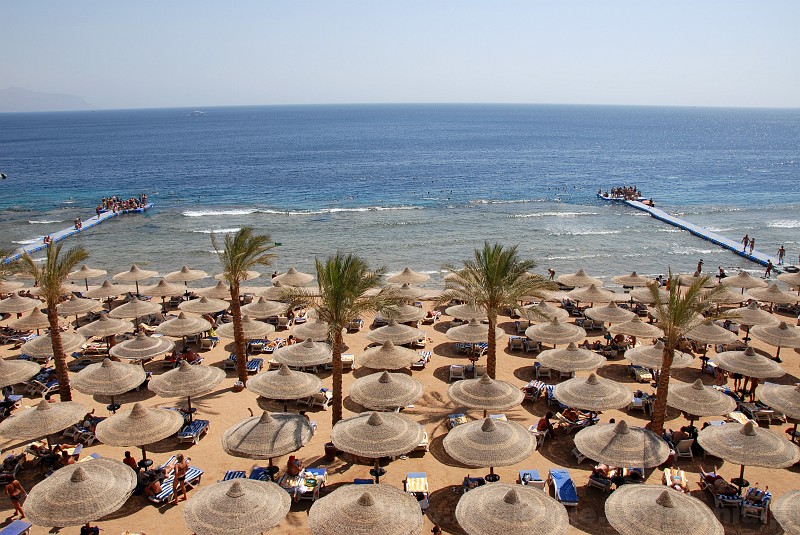 042_egipt_sharm.jpg - Plaża hotelowa z dwoma zejściami do przepięknej rafy.