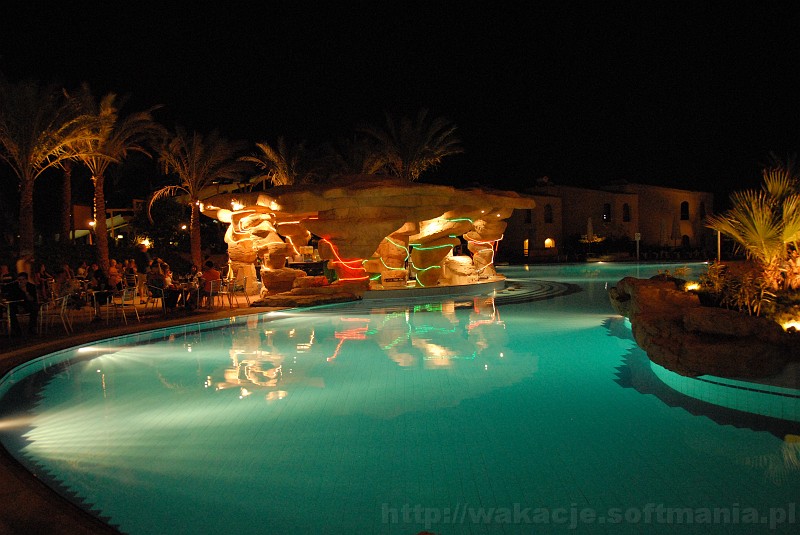 059_egipt_sharm.jpg - Pięknie podświetlone baseny.
