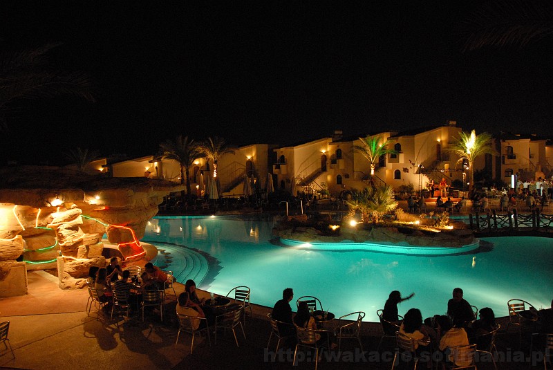 060_egipt_sharm.jpg - Wieczorem obsługa hotelu zapewniała swoim gościom wiele atrakcji.