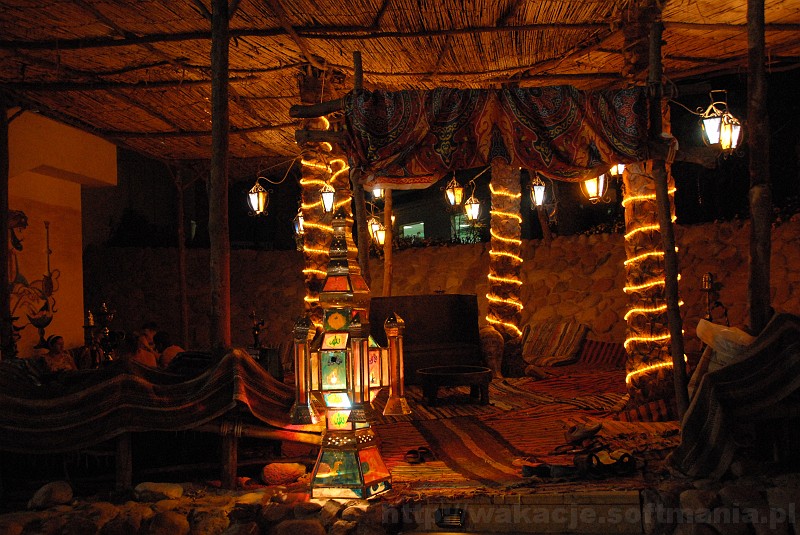 064_egipt_sharm.jpg - Kącik beduiński, gdzie można wieczorem zapalić sziszę i poczuć prawdziwy arabski klimat.