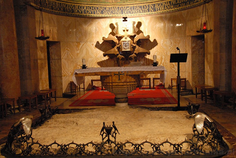 084_egipt_sharm.jpg - Wnętrze Bazyliki Agonii zwanej również Bazyliką Narodów. Na zdjęciu widoczna jest Skała Agonii, która została zachowana w środku prezbiterium.
