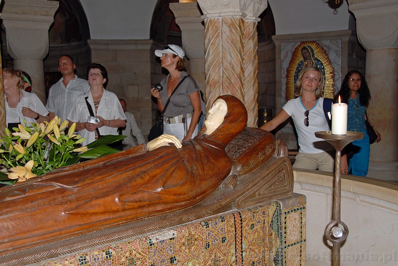 107_egipt_sharm.jpg - W krypcie znajduje się kamienna scena przedstawiająca Maryję na łożu śmierci oraz Jezusa przyzywającego Ją do nieba.