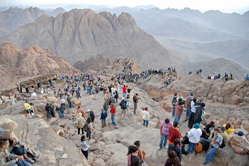 132_egipt_sharm.jpg - Na górę każdego dnia wchodzą tłumy turystów.
