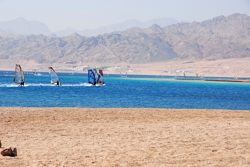 158_egipt_sharm.jpg - Przepiękna, błękitna laguna - raj dla surferów.