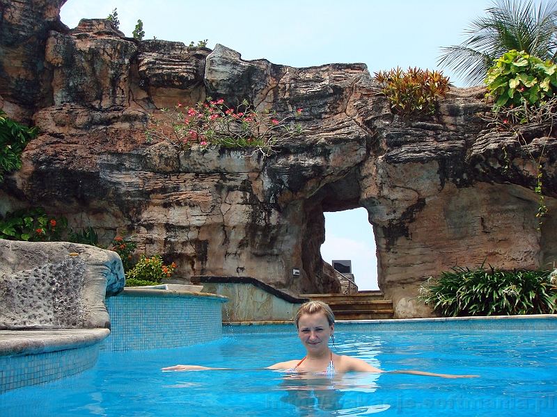 070_wyspa_bali.jpg - Jeden z przepięknych basenów znajdujących się na terenie hotelu Nikko Bali