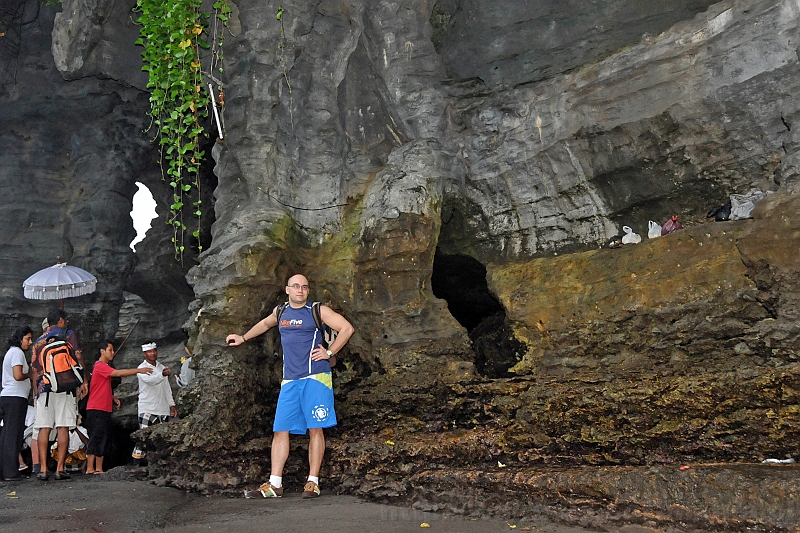 188_wyspa_bali.jpg - Za mną znajduje się jaskinia, w której wypływa święte źródło (pod świątynią Tanah Lot)
