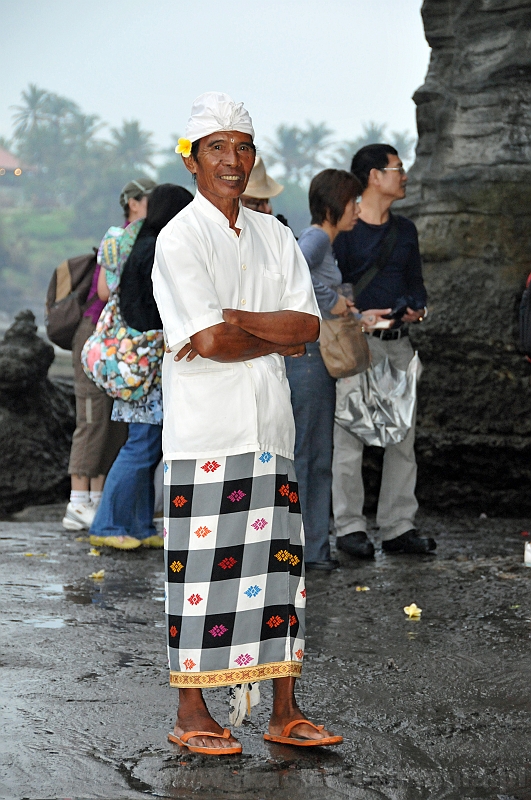 189_wyspa_bali.jpg - Wesoły i kolorowy mieszkaniec Bali w pobliżu wejścia do jaskini pod świątynią