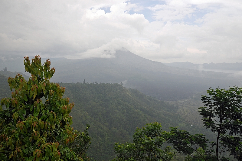224_wyspa_bali.jpg - Widok na jeden z najwyższych szczytów Bali - aktywny wulkan Batur