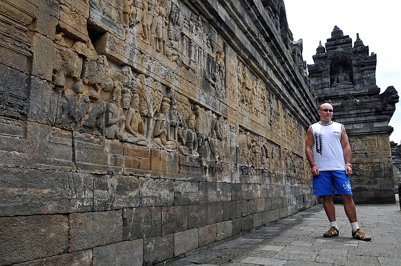 330_wyspa_bali.jpg - Ściany świątyni zdobione są przez 1460 kamiennych reliefów ze scenami z życia Buddy