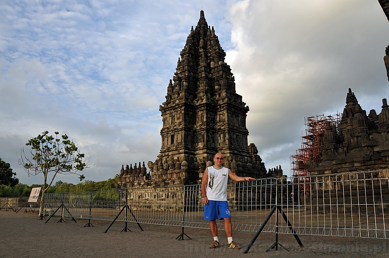 367_wyspa_bali.jpg - Największą w Indonezji świątynią Śiwy, wzniesiona na planie czterech czworokątów, otoczonych czterema murami z czterema obszernymi bramami
