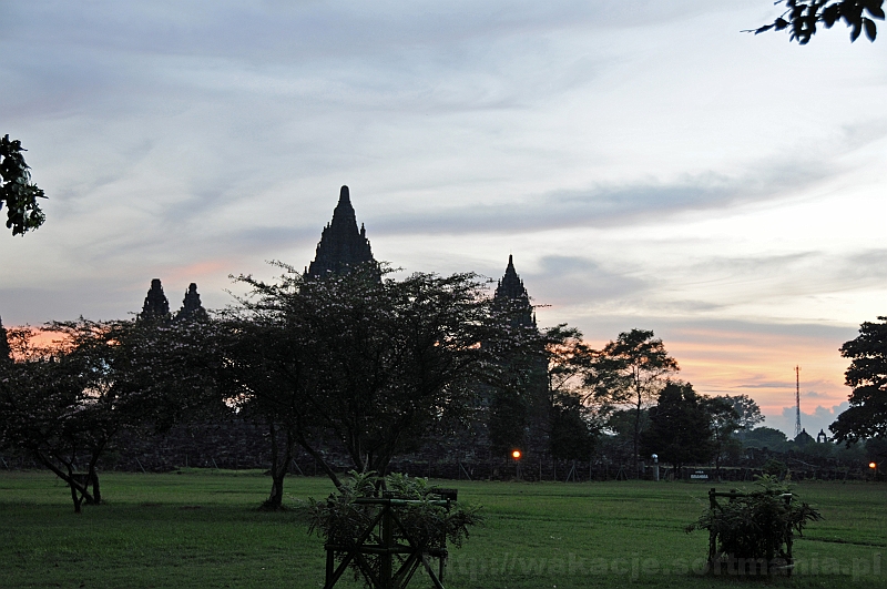 374_wyspa_bali.jpg - Ostatnie spojrzenie - zachód słońca nad świątynią Prambanan