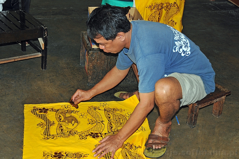 377_wyspa_bali.jpg - W jednym z warsztatów, w którym artyści wytwarzają tradycyjne batiki