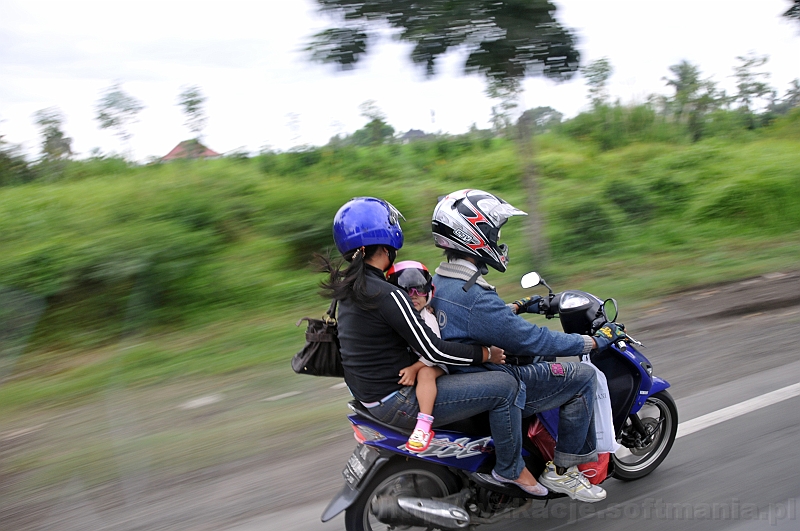 429_wyspa_bali.jpg - Bardzo częsty widok - tradycyjna balijska rodzinka na motorze :-)