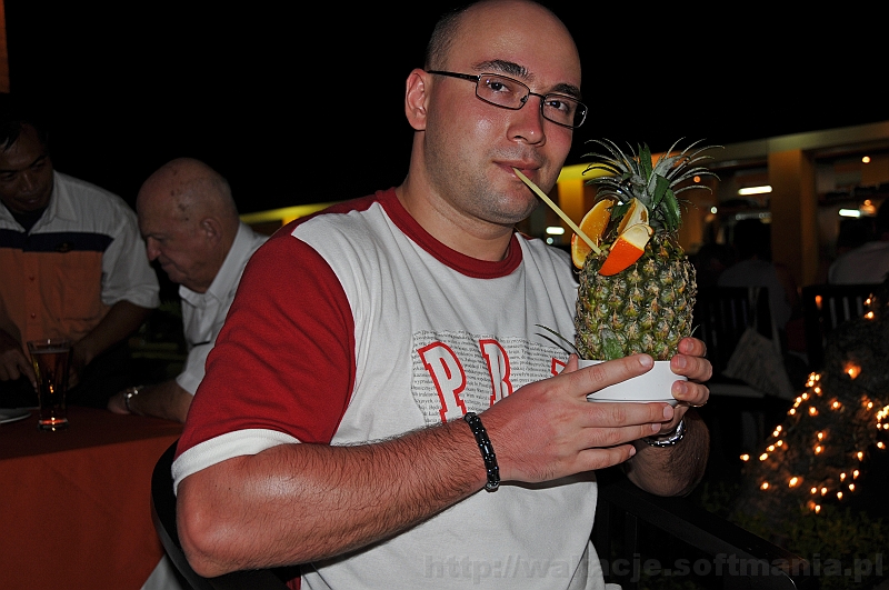 447_wyspa_bali.jpg - Drink równie mocny, jak efektowny - podawany bezpośrednio w wydrążonym ananasie :-)